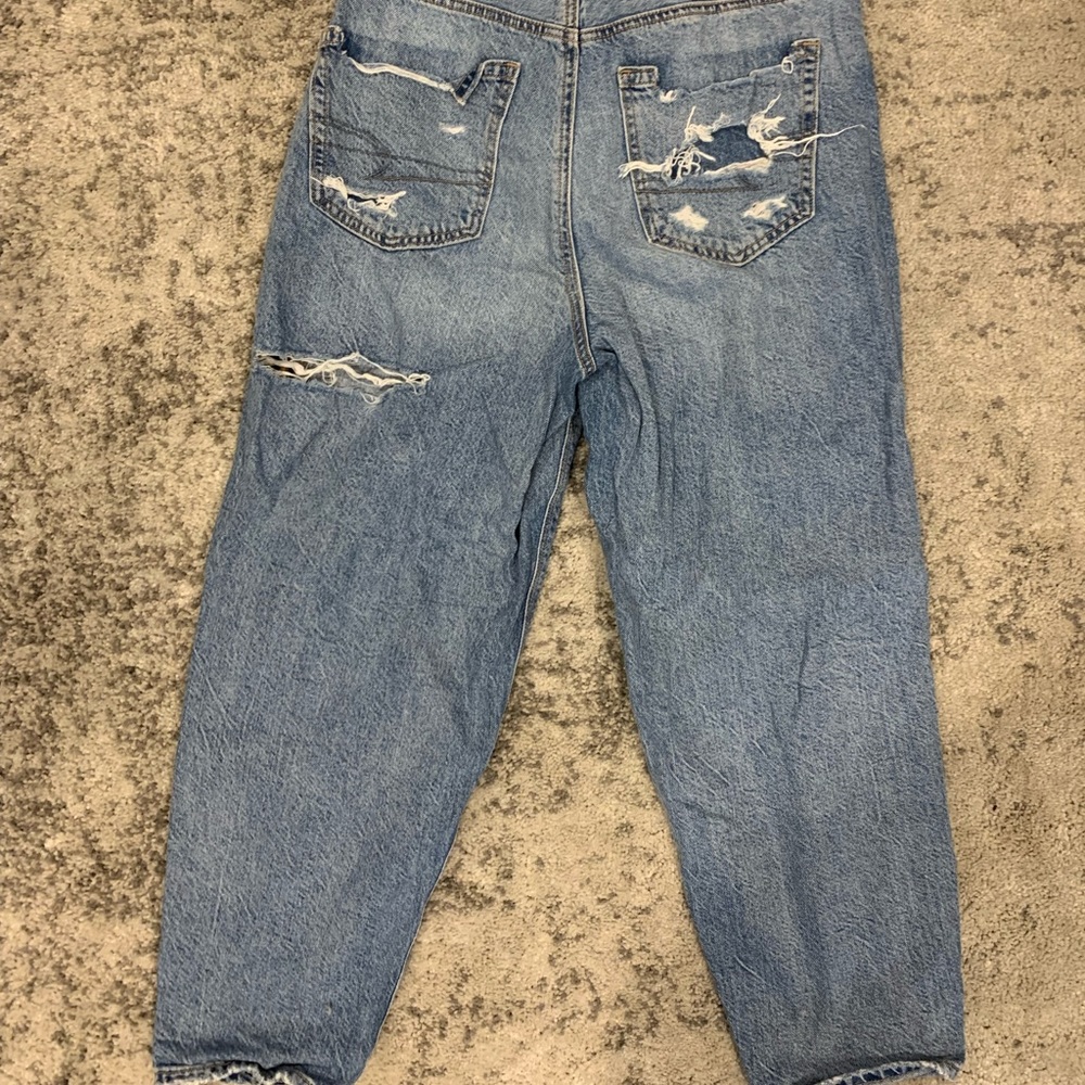 American Eagle 6 Short Ripped Relaxed Mom Jeans